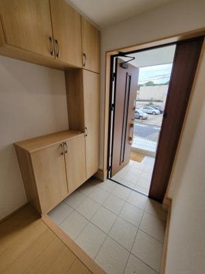 【玄関】 | 鈴蘭台南町６丁目　新築戸建 | シューズボックスにはご家族分の靴が収納できます。