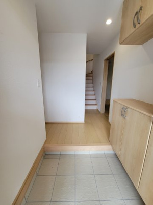 【玄関】 | 鈴蘭台南町６丁目　新築戸建 | 明るく風通しのよい玄関です。