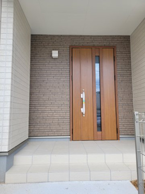 【玄関】 | 鈴蘭台南町６丁目　新築戸建 | 落ち着いた趣のある玄関です。