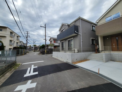 【前面道路含む現地写真】 | 鈴蘭台南町６丁目　新築戸建 | 前面道路との高低差はございません。