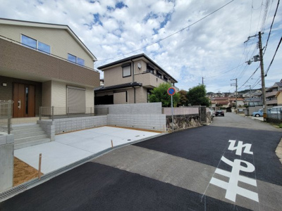 【前面道路含む現地写真】 | 鈴蘭台南町６丁目　新築戸建 | 前面道路の幅も広いので駐車も楽々です。