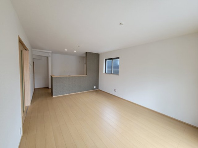 【居間・リビング】 | 鈴蘭台南町６丁目　新築戸建 | LDK約16.0帖　落ち着いた内装でどんな家具とも合いますね。