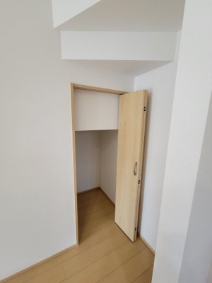 【収納】 | 鈴蘭台南町６丁目　新築戸建 | 階段下収納です。デッドスペースも上手く活用しています。
