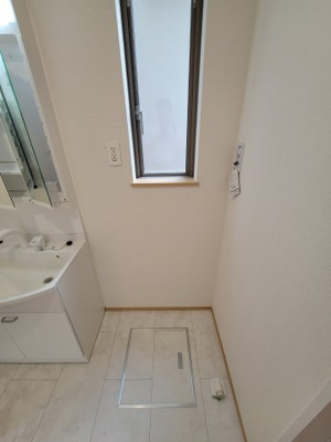【洗面所】 | 鈴蘭台南町６丁目　新築戸建 | 窓があるので換気もできますね。