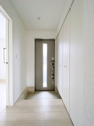 新築戸建・建売　美里町小茂田第2　東児玉小・美里中の玄関|玄関収納付きなので玄関がすっきりした状態を保てます！