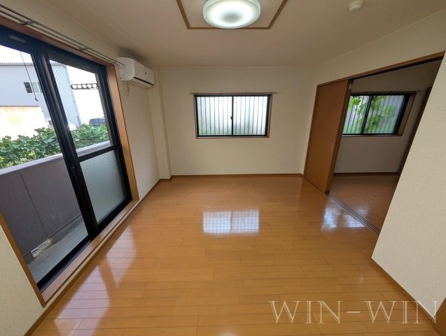 ブロードタウン神野 Eの居間・リビング