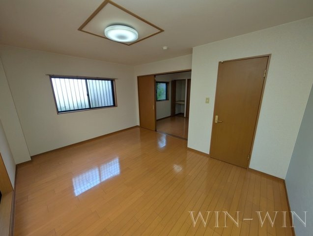 ブロードタウン神野 Eの居間・リビング