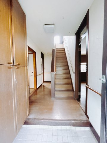 【中古戸建】高崎市下佐野町の玄関|■玄関｜毎日の「いってらっしゃい」や「お帰りなさい」を大切なご家族と過ごす玄関は〈使いやすさ〉を追求しております。玄関横の物入は急な来客時でもさっとお片付けできるスペースを確保しています。