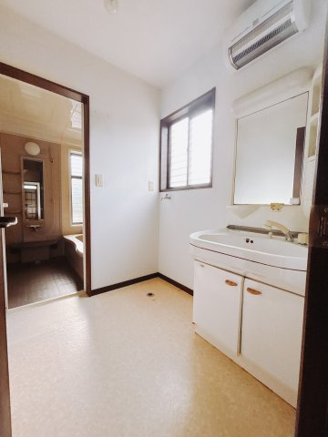 【中古戸建】高崎市下佐野町の独立洗面台|■洗面室｜ゆとりのある洗面脱衣室ではお子様と並んで歯磨きもできるので一緒に成長を楽しめます♪ひろびろとした洗面室で、朝の準備も楽しくなります☆.*