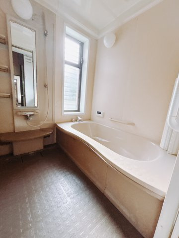 【中古戸建】高崎市下佐野町の浴室|■浴室｜足を伸ばしてゆったりと入浴ができる1坪タイプのバスルームです♪備え付けの棚には家族一人一人のシャンプーを分けて置くことができます♪バスルームをいつもすっきりと使えますね♪