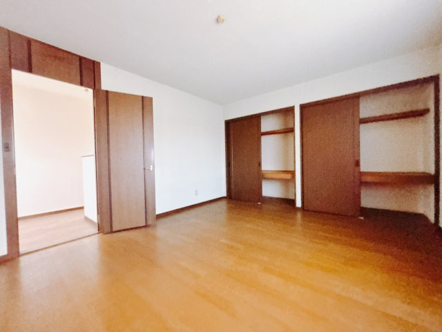 【中古戸建】高崎市下佐野町の寝室|■主寝室｜ベッドやテレビなどの大き目の家具を置いても余裕のある広々主寝室です♪家事やお仕事にお疲れなパパ・ママがゆっくりと過ごせる空間です♪