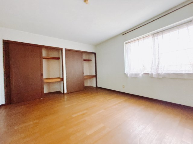 【中古戸建】高崎市下佐野町の寝室|■主寝室｜広い寝室ならインテリアも自由自在にお楽しみいただけます♪お外から帰ってきた後は寝室でゆっくり自分の時間をお過ごしください。