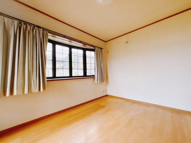 【中古戸建】高崎市下佐野町の洋室|■2階洋室｜ナチュラルカラーの床です。模様替えなどとても楽しく工夫できます♪陽当たり、風通しもとても良いので毎日快適な生活スタートです！子供部屋にも良いですね♪