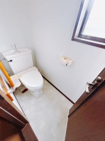 【中古戸建】高崎市下佐野町のトイレ|■トイレ｜1階・2階にトイレがございます♪窓付きのトイレで換気も出来、常に清潔を保てます♪