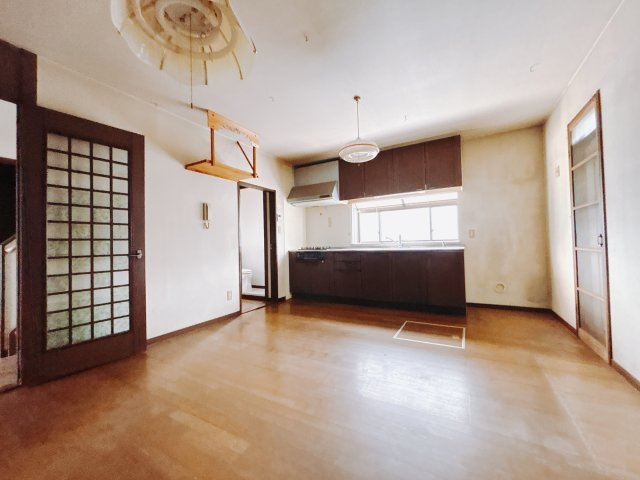 【中古戸建】高崎市下佐野町の居間・リビング|■リビング｜落ち着きのある表情を見せるリビングダイニング。太陽の光がたっぷり差し込むリビングは、自然とご家族が集まる居心地の良い空間です。