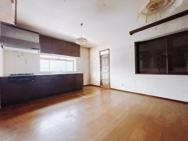 【中古戸建】高崎市下佐野町の居間・リビング|■リビング｜家族でゆったりくつろげる、居心地の良いリビング♪賃貸と違って、テレビや音楽の音を気にしなくて良いことが嬉しいですね(*＾＾*)