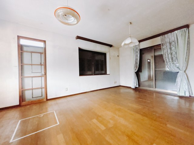 【中古戸建】高崎市下佐野町の居間・リビング|■リビング｜陽当たり良好のリビングダイニング♪賃貸では叶わなかった、お友達とのホームパーティや大音量で映画やテレビを楽しむことができます(*^^*)