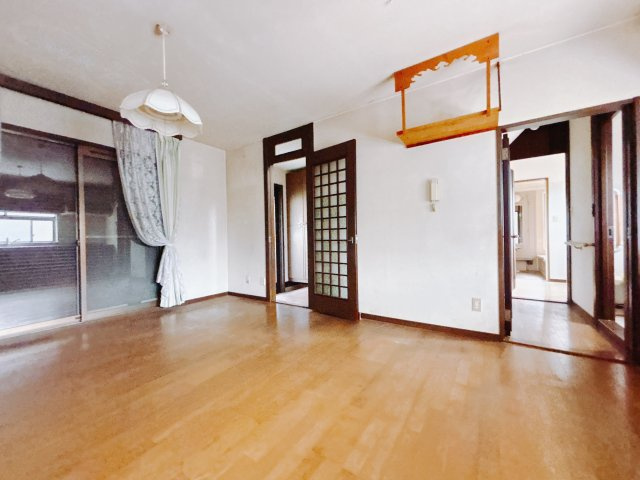 【中古戸建】高崎市下佐野町の居間・リビング|■リビング｜窓がたくさんあるので換気もOKです＾＾