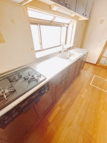 【中古戸建】高崎市下佐野町のキッチン|■キッチン｜ワークトップの幅が広く、お子様といっしょにお料理をつくったり、ちょっとしたパーティーも楽しめます。フラットなのでお掃除がしやすいのもポイントです♪