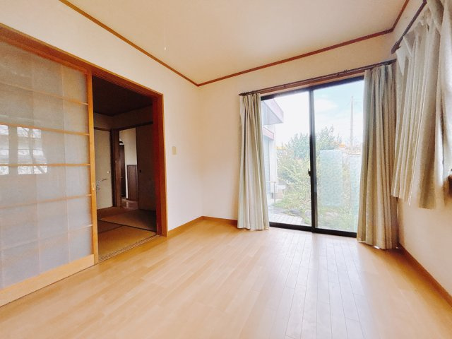 【中古戸建】高崎市下佐野町の洋室|■1階洋室｜リビング横に和室と洋室が準備されています。