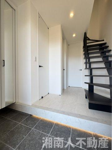 鎌倉市由比ガ浜４丁目３－８－２新築戸建ての玄関|明るい玄関です