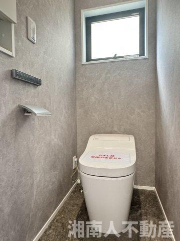 鎌倉市由比ガ浜４丁目３－８－２新築戸建てのトイレ|落ち着いた色調のトイレです