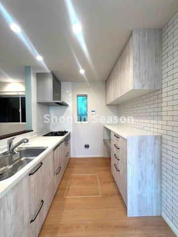 【現地画像あり】　厚木市下川入　全６棟　3号棟のキッチン|家具を買い足す必要ナシ！
大容量のカップボードが新設されております♪