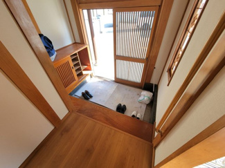 【玄関】 | 市川三郷町市川大門　内外装一新中古戸建 敷地161坪 整形地 | 南に面する明るい玄関です。