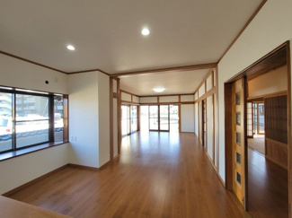 【居間・リビング】 | 市川三郷町市川大門　内外装一新中古戸建 敷地161坪 整形地 | 広々リビング