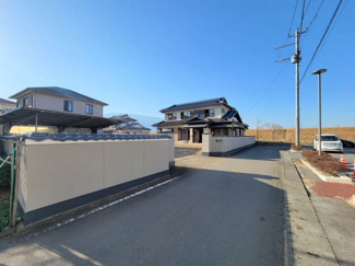 【前面道路含む現地写真】 | 市川三郷町市川大門　内外装一新中古戸建 敷地161坪 整形地 | 車の往来も少なく、閑静な住環境です。