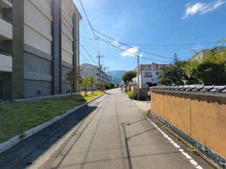 【前面道路含む現地写真】 | 市川三郷町市川大門　内外装一新中古戸建 敷地161坪 整形地 | 東側前面道路