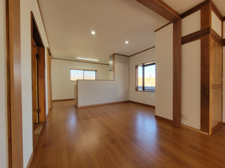 【居間・リビング】 | 市川三郷町市川大門　内外装一新中古戸建 敷地161坪 整形地 | 便利なカウンターキッチン