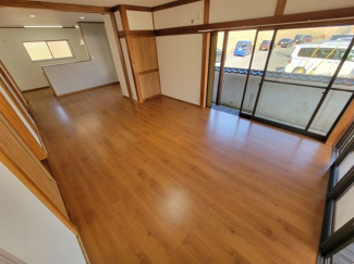 【居間・リビング】 | 市川三郷町市川大門　内外装一新中古戸建 敷地161坪 整形地 | 20.5帖の広々リビング　リビング収納アリ