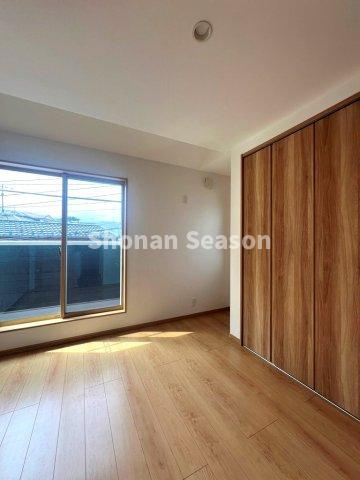 【洋室】 | 全居室収納付きで、増えがちな学習用具やお掃除用具なども各部屋にしまうことができ、便利ですよ♪