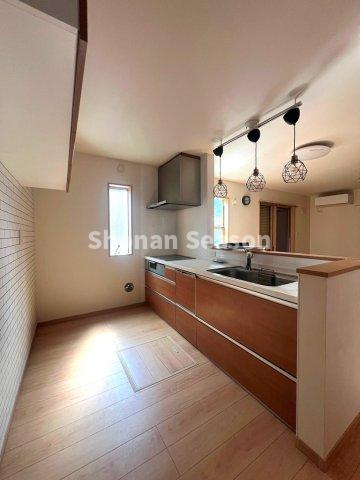 【キッチン】 | 床下収納は防災用具などをしまうのに便利です◎
こちらのお住まいで新生活をスタートしませんか♪