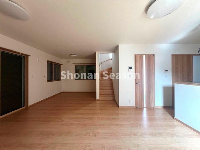 【居間・リビング】 | ただいまの後に顔を合わせられるリビングイン階段の造りです◎