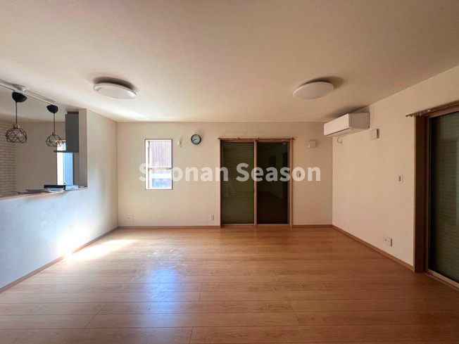 【居間・リビング】 | 対面式キッチンのため、お料理中でもご家族との会話が弾みます♪