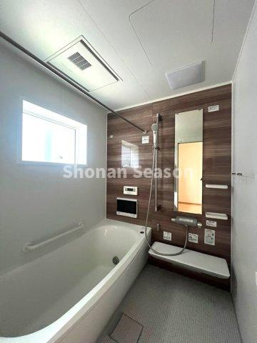 【浴室】 | 浴室にはTVがあるので、１日の疲れをゆったりと癒すことができますよ♪