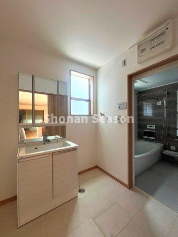 【独立洗面台】 | 水回り集中設計で家事効率もUPします◎
便利な床下収納もございます！
