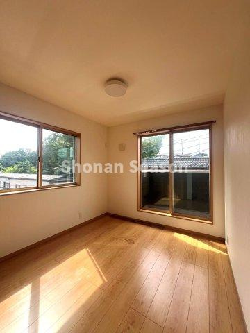 【洋室】 | ２面採光で室内には明るい光が差し込みます☆