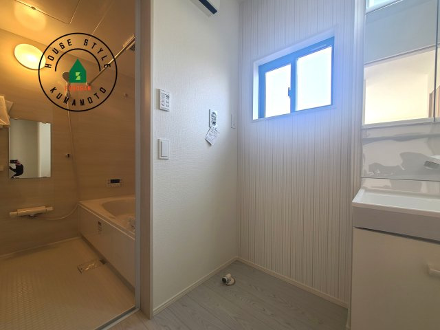 菊池市西寺第4-2棟（4号棟）　の内観：施工例|ゆとりの洗面スペースで朝の身支度もスムーズに。暮らしを快適に変えるシャワー付洗面台です！