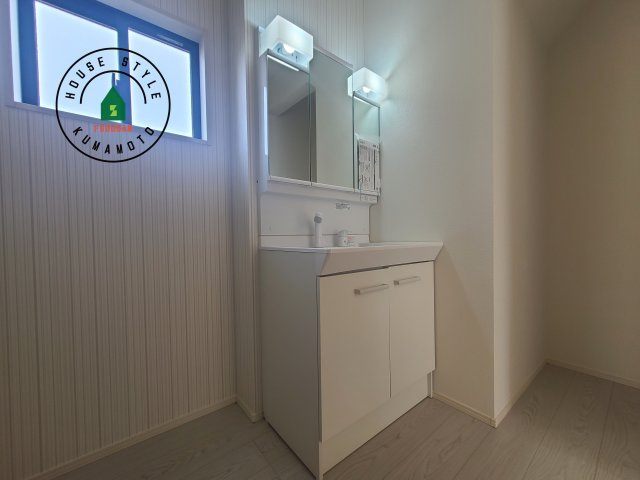 菊池市西寺第4-2棟（4号棟）　の内観：施工例|毎日使うものだから清潔な空間を保ちたい水回り。洗面にはそんな願いを解消させてくれる収納アイデアが満載です。三面鏡の裏側にはキャビネットが現れ小物から背の高い物まで収納できます。