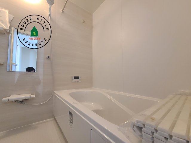 菊池市西寺第4-2棟（4号棟）　の内観：施工例|ウ窓もあるので換気も安心ですね。同社仕様。1日の疲れを癒してくれる広々バスルーム。雨の日のお洗濯にも大活躍な浴室乾燥機付です！