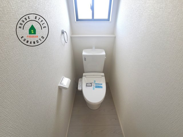 菊池市西寺第4-2棟（4号棟）　の内観：施工例|温水洗浄便座を完備しております。2ヶ所にトイレがあるのは朝の慌ただしい時間も安心です。