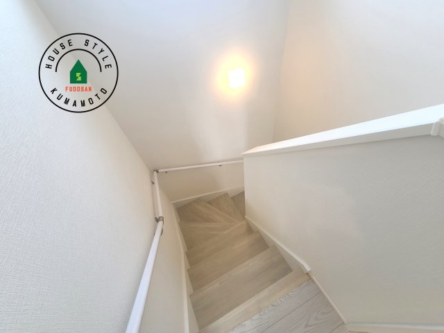 菊池市西寺第4-2棟（4号棟）　の内観：施工例|階段からも明るい光が入ります。採光や通風も階段の重要な役割です。