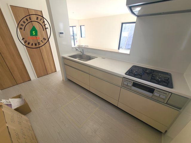 菊池市西寺第4-2棟（4号棟）　の内観：施工例|ダイニングテーブルへの配膳がラクラク、お料理はかどるカウンター付きシステムキッチン！