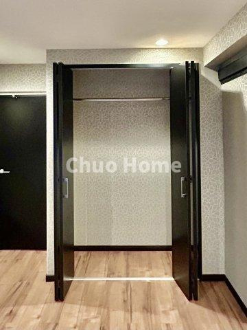 鶯谷日伸ハイツの収納|居室にはクローゼットを完備し、自由度の高い家具の配置が叶うシンプルな空間です。お子様の成長と必要になる子供部屋を与えるにはぴったりの間取りですね。