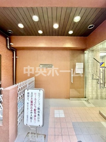 鶯谷日伸ハイツのエントランス|【エントランス】マンションのエントランスは、その物件の印象を決める、顔とも言える場所です。毎日通る場所ですからきれいなのが一番です。エントランス内はオートロックですので暮らしの安全も確保されています。