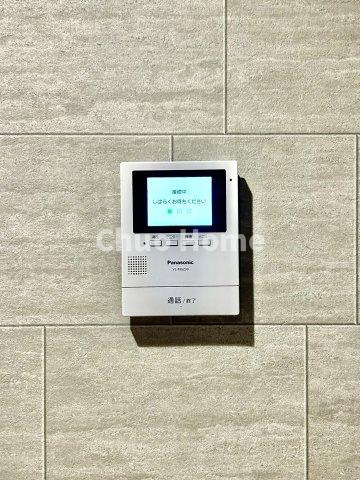 鶯谷日伸ハイツのセキュリティ|【モニターホン】誰が来たかすぐにわかるカラーモニター付きインターホン。通話ボタンを押すまでは室内の音は漏れていませんので相手を確かめてから応対できます。