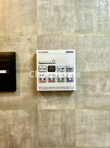 鶯谷日伸ハイツの内装|【浴室乾燥機】暖房・冷風・換気・乾燥が可能です。毎日を快適に過ごせるうれしい機能が揃っています。雨の日の洗濯物も安心です。